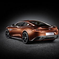 O Vanquish foi desenvolvido segundo a nova arquitetura VH da Aston Martin e tem uma versão melhorada do motor V12 de 6 litros