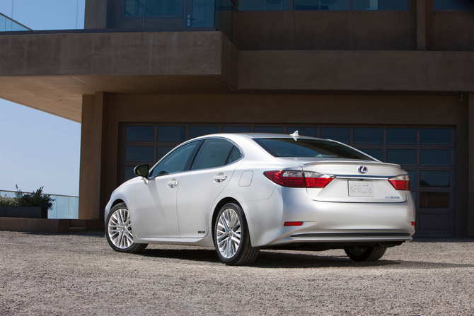 Next Generation Lexus ES Offered as Hybrid with Brand New Styling