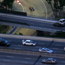 O Grande Prémio de Singapura decorre enquanto o tráfego normal circula na auto-estrada que se encontra por cima da pista