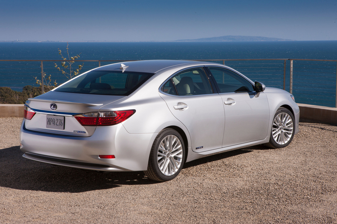 Next Generation Lexus ES Offered as Hybrid with Brand New Styling