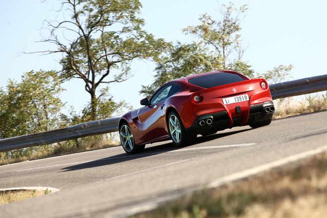 O design do F12berlinetta é o resultado de mais uma parceria entre Ferrari Styling Centre e a Pininfarina