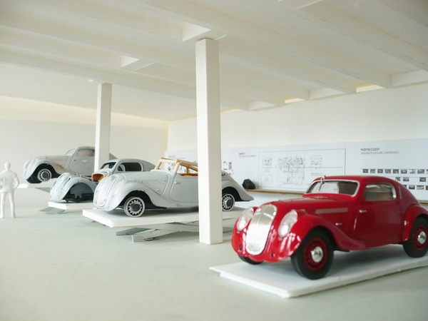 La section « tradition » exhibe des joyaux automobiles de différentes époques. 