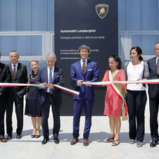 O edifício foi inaugurado por membros do governo e diretores da Lamborghini