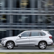 The X5 xDrive40e can reach 100km/h in 6.8 seconds and a limited top speed of 210km/h in hybrid mode