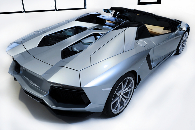 O modelo open-top da Lamborghini tem 700cv