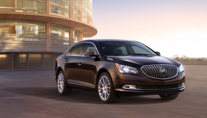 Buick acrescentou faróis diurnos LED na frente do LaCrosse