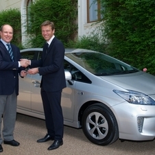 Alberto II do Mónaco recebeu o primeiro Prius Plug-In produzido na Europa