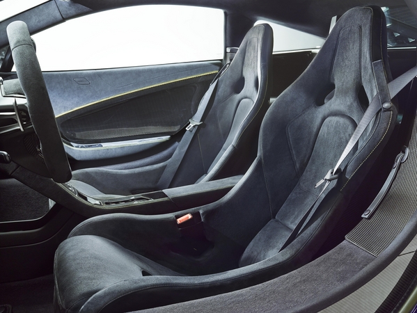 Interior do 650S foi revestido em Alcantara