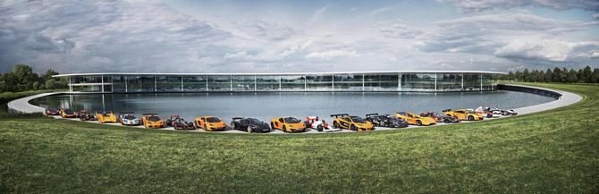 Démonstration dynamique de certains des modèles McLaren les plus symboliques, incluant les championnes de Formule 1, Can-Am et Le Mans éditions