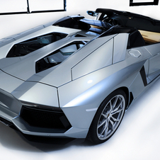 Aventador Gets Droptop Version with Two-Peice Carbon Top