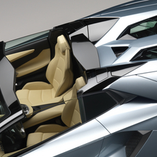 Aventador Gets Droptop Version with Two-Peice Carbon Top