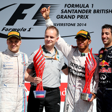 Bottas e Ricciardo ficaram em segundo e terceiro lugar em Silverstone