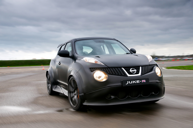 Pintado em preto matte e com uma roll-cage a sério no interior, sente-se em cada pedacinho do Juke-R a essência de um carro de corrida