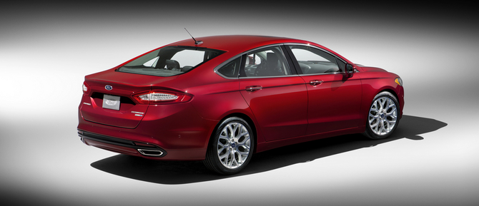 New Ford Fusion: first gasoline, hybrid and plug-in hybrid sedan