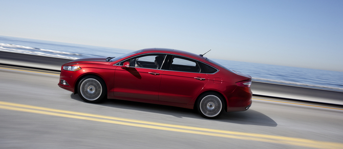 New Ford Fusion: first gasoline, hybrid and plug-in hybrid sedan