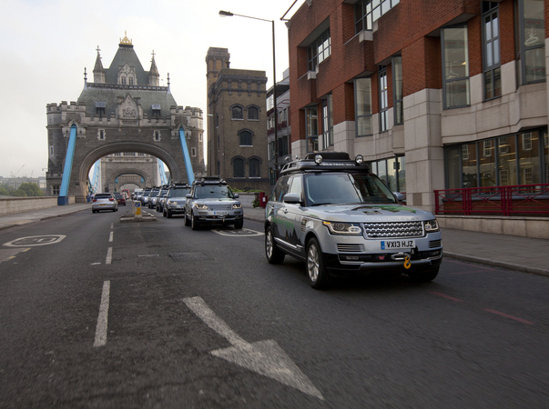 A viagem vai desde a sede em Inglaterra até à Índia ao longo da Rota da Seda