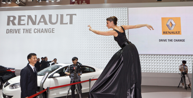 Renault also had dancers on stilts