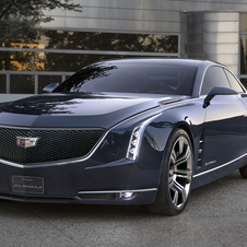 O carro apresenta os faróis dianteiros em cascata que se tornaram numa assinatura da Cadillac