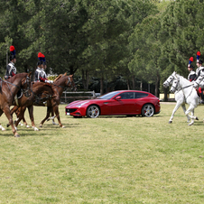 O 4º Regimento Montado Carabinieri ao lado dos Ferraris