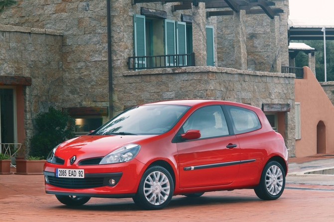 O Clio III recebeu o prémio de Carro do Ano em 2006 e tornou o Clio no único modelo a receber este prémio em duas ocasiões