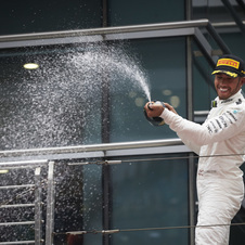 Hamilton celebra a primeira vitória da temporada em Xangai