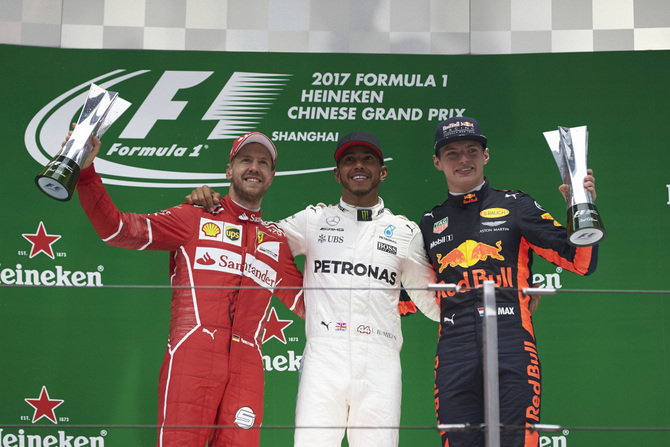 Sebastian Vettel e Max Verstappen juntaram-se a Hamilton no pódio do Grande Prémio da China