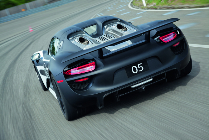 O Porsche 918 Spyder tem o início da produção marcada para o próximo ano, no dia 18 de setembro