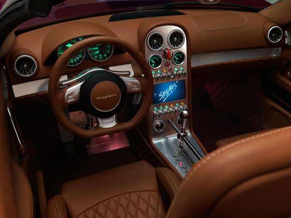 O interior mostra a tradicional qualidade de interiores da Spyker