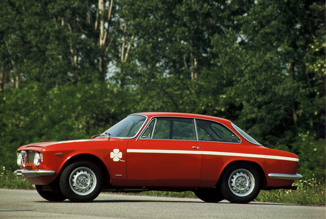 A Alfa Romeo também produziu uma versão coupé que foi especialmente popular com a linha Junior