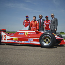 Villeneuve posing with di Montezemolo, Massa and Alonso