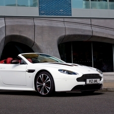 Aston Martin retirou a capota ao V12 Vantage para dar vida a um novo modelo desportivo, o V12 Vantage Roadster