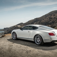 O carro utiliza o mesmo motor V8 do Continental GT padrão