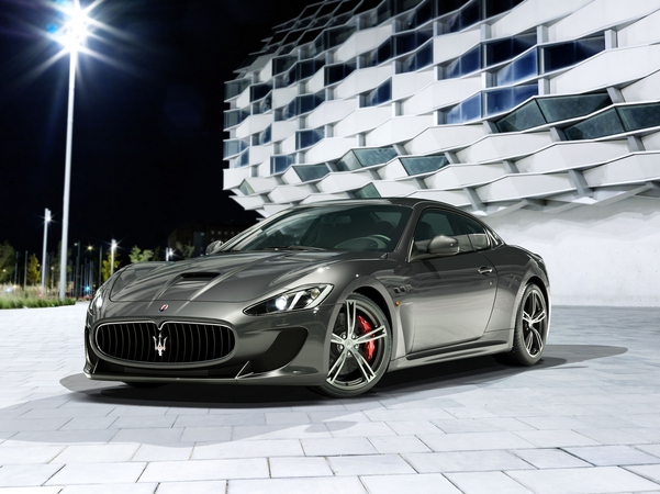 O Maserati GranTurismo MC Stradale coloca os bancos traseiros que não foram incluídos na versão original do carro