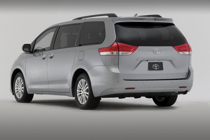 Toyota Sienna XLE FWD