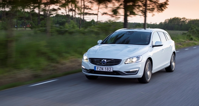 Volvo V60 D6 AWD R-Design Momentum PHEV Geartronic