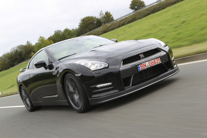 2013 Nissan GT-R Gets Power Boost, Better Suspension and Optional Ceramic Brakes