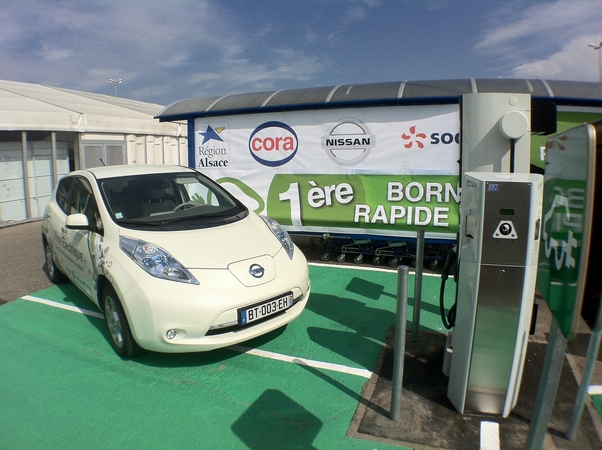 A Nissan vai oferecer em diversos países europeus 400 carregadores rápidos de veículos elétricos