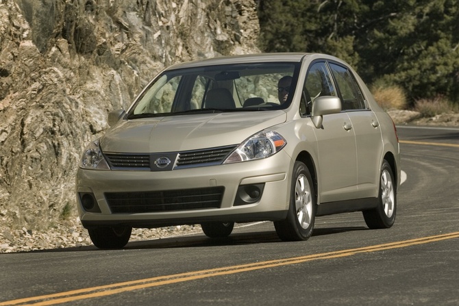 Nissan Versa Sedan 1.6 Base