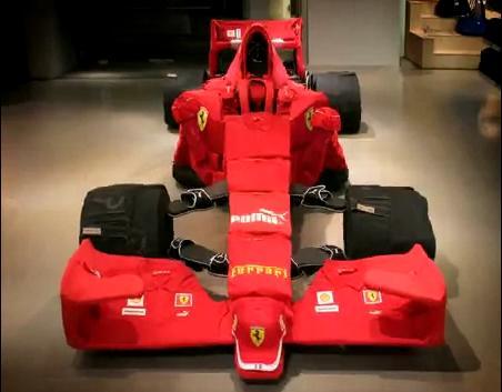 F1 Ferrari avec des vêtements