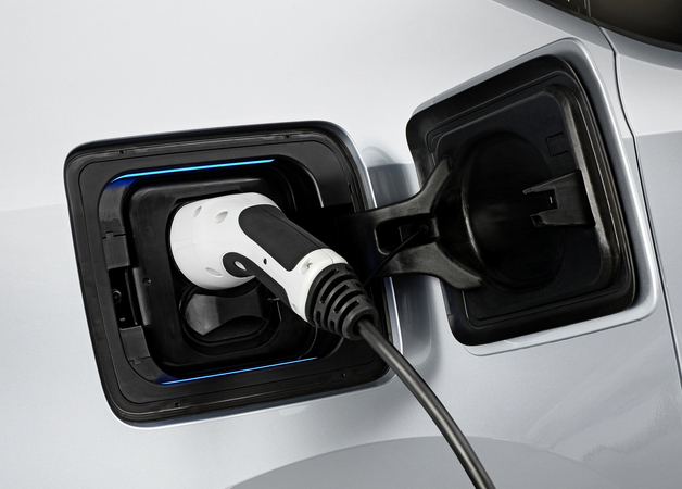 Diess afirma que a BMW vai oferecer mais veículos híbridos, híbridos plug-in e elétricos