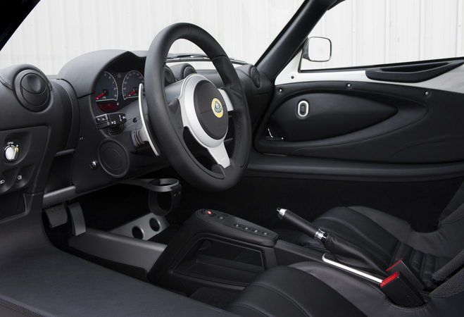 The gearbox provided byoyotais the same used in IPS versions of the Evora but reconfigured for the Exige S