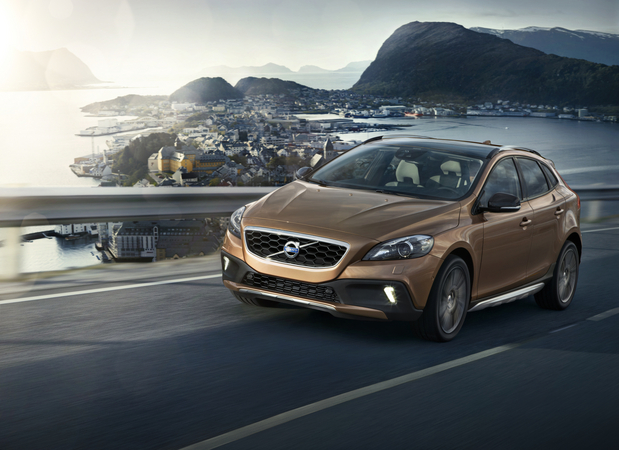 Volvo V40 Cross Country premiers in Paris