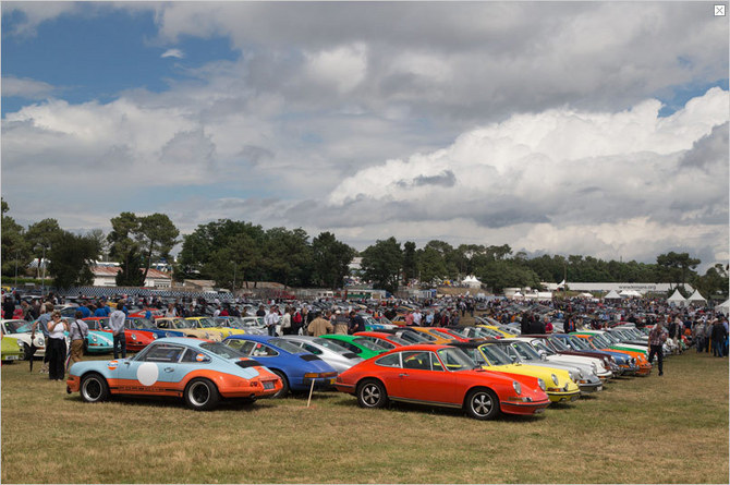 Le ‘village Porsche’ au Mans Classic avec son parking de près de 1000 Porsche