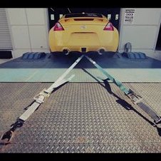 O início do vídeo mostra o 370Z a ser testado no dinamómetro