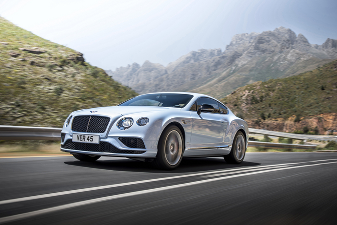 As principais atualizações no Continental GT foram feitas no motor 6,0 litros W12 twin-turbo com 590cv e 720Nm de binário