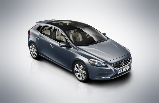 Volvo lança oficialmente o modelo V40