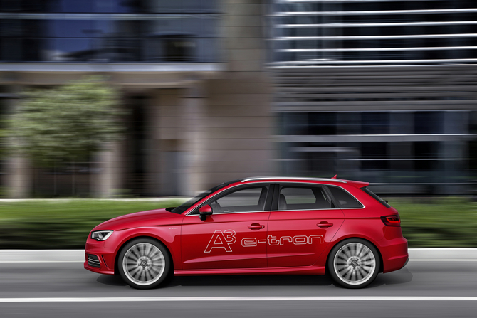 En marche électrique, l'Audi A3 e-tron atteint 130 km/h de vitesse maximale.