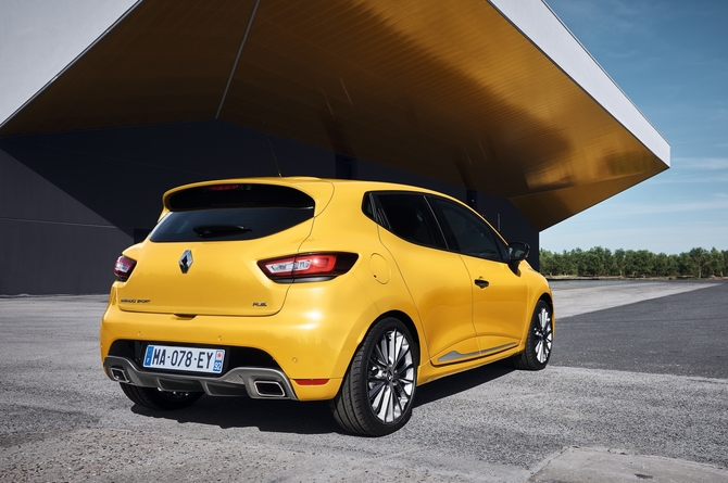 The Clio RS receives modifications on the grill, bumpers and rear lights