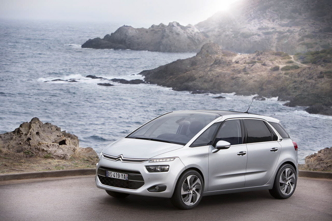 La face avant marque un renouveau du style Citroën avec un bloc moteur affirmé...