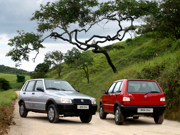 O modelo mais barato Mille foi lançado um ano depois e foi um sucesso de vendas para a Fiat